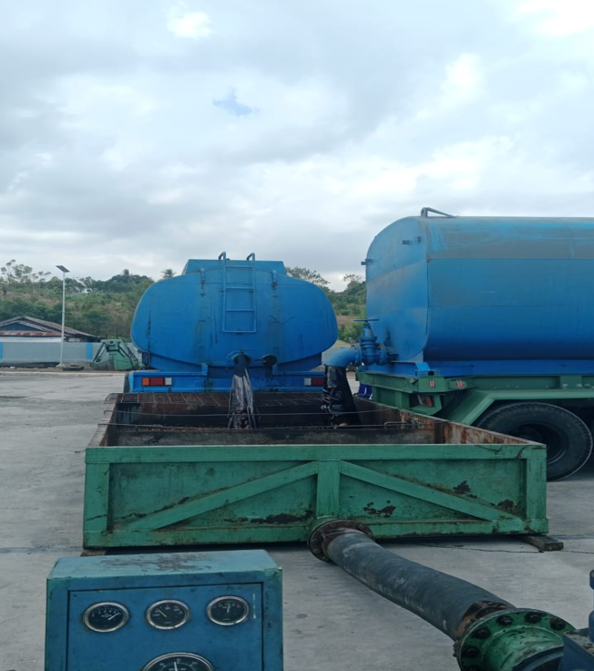 pembongkaran molases di pelabhan