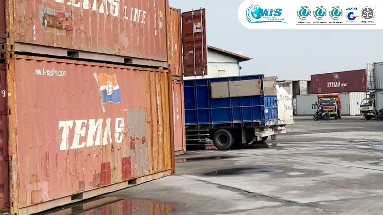 Kegiatan Bongkar Pupuk Kontainer PT Mitra Transportasi Sukses Cabang Badas Sumbawa Besar