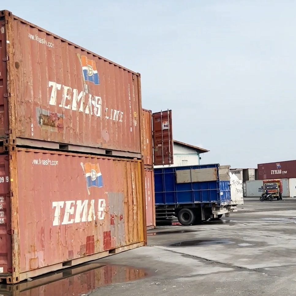 Kegiatan Bongkar Pupuk Kontainer PT Mitra Transportasi Sukses Cabang Badas Sumbawa Besar