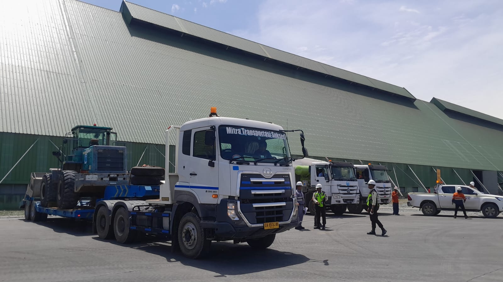 Kegiatan Trailer Lowbed – PT Mitra Transportasi Sukses